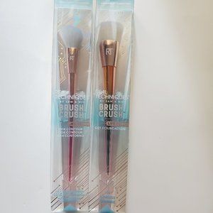 Two makeup brushes by Sam and Nic